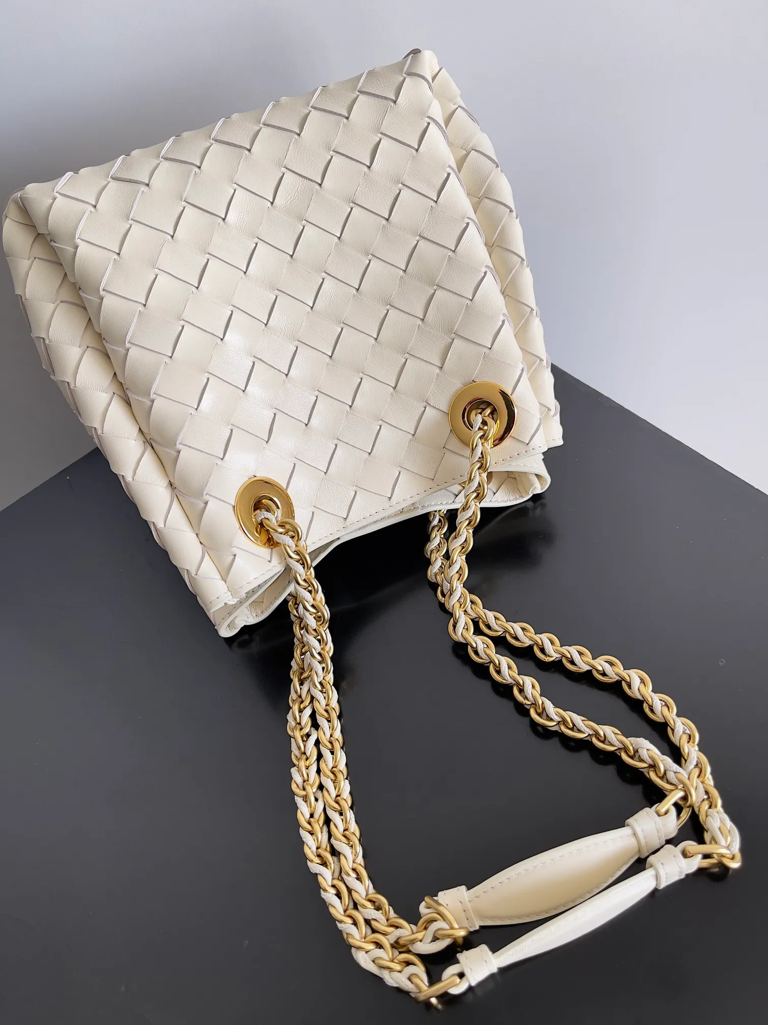 Batch 1860 BV’s new chain parachute bag is a new fashion star. I often hear that bags with metal chain straps are very heavy, but this new parachute bag is equipped with an extremely lightweight chain strap, which makes it light, comfortable and comfortable to carry. The actual effect of carrying it on the upper body is really charming! The classic lambskin braid and the Muse brass chain upgrade the entire bag to a new level. The opening of the bag has a magnetic buckle design, which is full of safety. I believe many friends have been waiting for it for a long time. The metallic chain adds more sophistication to the original softness and elegance. The collision of classic craftsmanship and decent and generous creates a different beauty! Style number: 817175 Size: 21*17*16.5cm